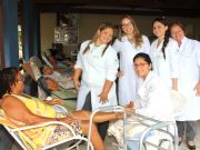 As estudantes de Enfermagem da UnP, Soraya, Camila Dantas (professora), Suellen Varela, Lúcia Bessa e Lane Martins