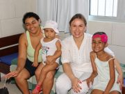 A CD Simone com as garotinhas Giula, 3 anos, e Maria Eduarda, 6 anos, em tratamento e hóspedes da Casa Durval Paiva