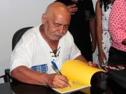 O cordelista mossoroense Antônio Francisco autografou seu livro no Sarauterapia