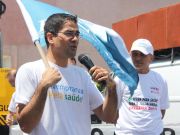 Médico do CRI, Arthur Ribeiro discursou em frente à prefeitura em defesa da categoria