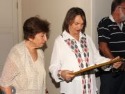Dra. Yara Silva, diretora do Museu, junto com Elza Macedo, diretora adjunta, observam o quadro com o diploma do CFO.