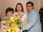 O presidente do CRO-RN, Gláucio de Morais e Silva, entrega flores para a Dra. Yara