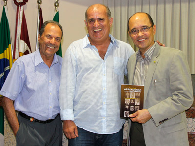 CD lança livro “Aprendendo com Frases Célebres” na Câmara de Vereadores de Parnamirim
