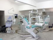 Técnico continua instalando as cadeiras, uma delas é nova.