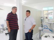 O diretor do Morton Mariz, Walmir Nunes, conversa com o presidente do CRO-RN e mostra a unidade em reforma