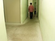 O piso do corredor estava todo marcado e dava um aspecto de sujo