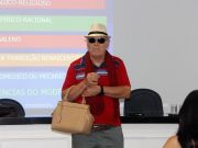 Bem humorado, o professor fez a plateia rir ao desfilar com uma bolsa para demonstrar o consumismo de hoje com grifes
