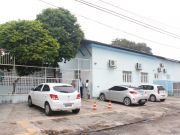 Os assaltantes dominaram os guardas no jardim e fugiram levando um relógio e celulares