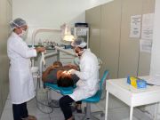 Dentista atende paciente no setor de urgência, onde os assaltantes não chegaram