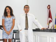 A aluna do curso de teatro Camila Morais, a cliente, ao lado do aluno Emerson, que intepreta o dentista réu
