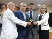 Paulo Davin recebe a comenda ao lado de Capistrano, Felipe Alves e a deputada Federal Zenaide Maia Calado