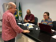 Presidente da Comissão Eleitoral, José Ferreira Campos Sobrinho observa os mesários Leal e Ana Stela no encerramento da votação presencial no CRO-RN