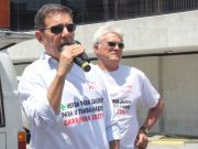 O presidente do CRO-RN discursa em frente à prefeitura de Natal em defesa da odontologia e do SUS