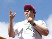 Ivan Tavares, presidente do SOERN, discursa antes de iniciar a caminhada