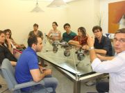 O presidente do CRO-RN, Jaldir Cortez, com os alunos da UERN e o professor Gustavo