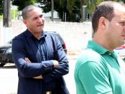 Assessor jurídico da prefeitura e o coordenador de Saúde Bucal assistem a entrevista ao vivoGeorge tentou intimidar a repórter da InterTVCabugi
