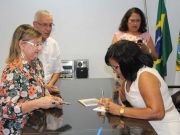 Neudimar autografa seu livro para a conselheira Aldenísia