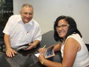 Neudimar autograda o livro para o amigo George Câmara