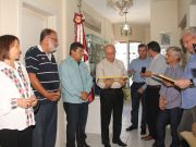 O presidente do CFO, Airton Morilhas, centro, na entrega das homenagens ao Museu de Odontoliogia