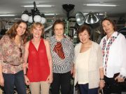 A diretora do Museu, Yara Silva,  e a adjunto, Elza Soares, com colegas acadêmicas