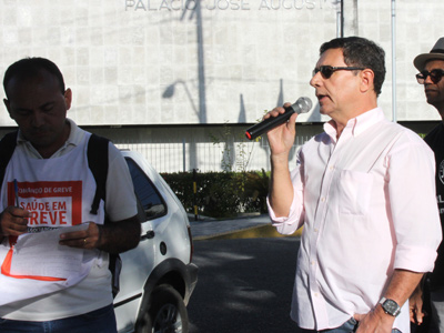 Profissionais e acadêmicos fazem manifestação a favor dos vetos de Dilma ao Ato Médico