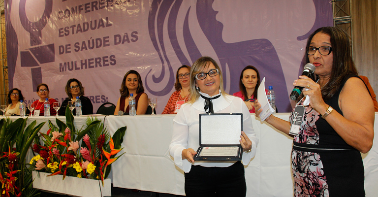 Conselho Estadual de Saúde homenageia ex-conselheira do CRO-RN com Comenda de Mérito