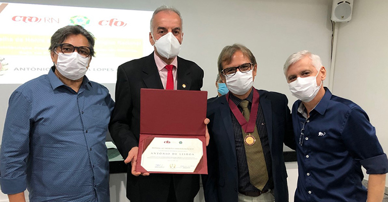 CFO entrega Medalha de Honra ao Mérito Odontológico Nacional ao cirurgiã-dentista  Antônio de Lisboa Lopes Costa, da UFRN