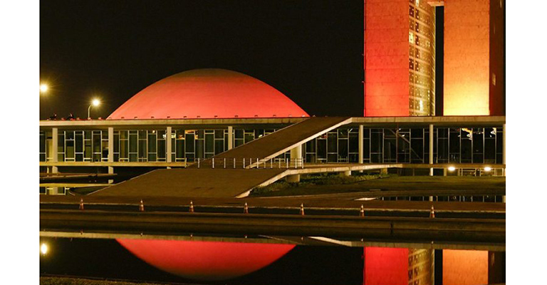 Iluminação laranja no Congresso alerta para a importância dos cuidados ortodônticos preventivos