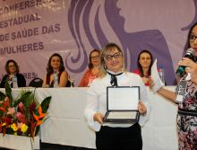 Conselho Estadual de Saúde homenageia ex-conselheira do CRO-RN com Comenda de Mérito 