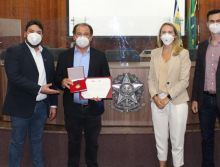 CFO entrega Medalha de Honra ao Mérito Odontológico Nacional ao Cirurgião-Dentista Carlos Estrela de Goiás