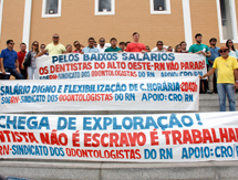 Dentistas do Alto Oeste Protestam em Pau dos Ferros